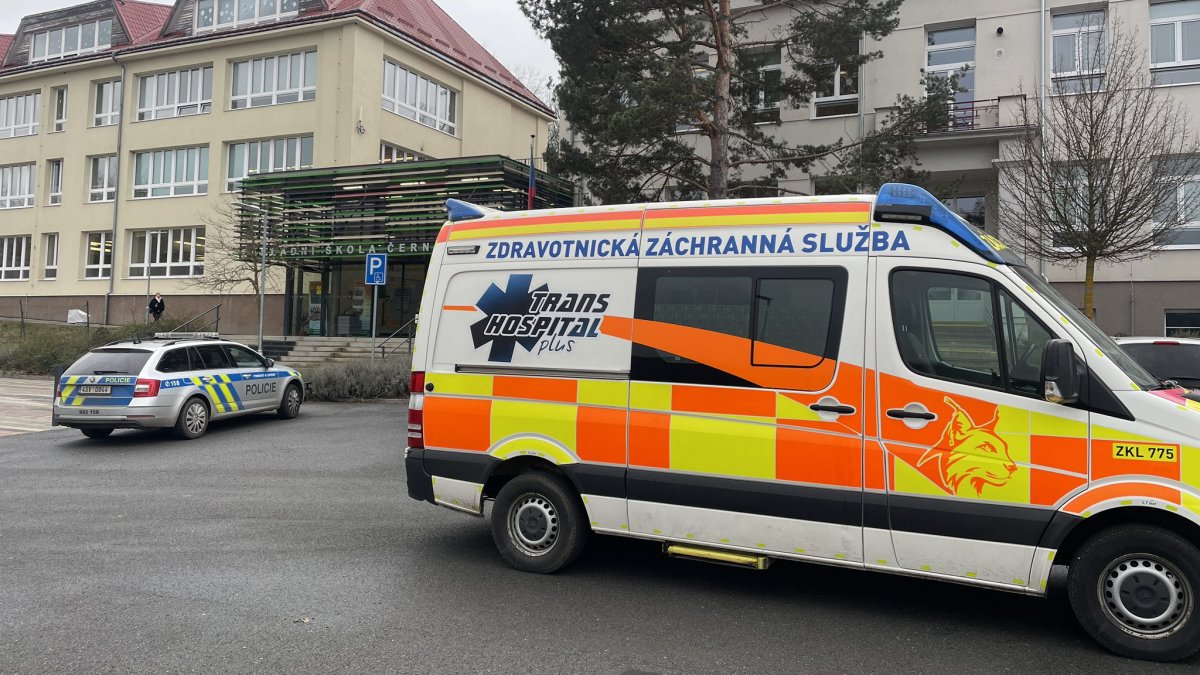 Policisté a záchranáři zasahovali u incidentu ve škole v Černošicích. (23.1.2024)