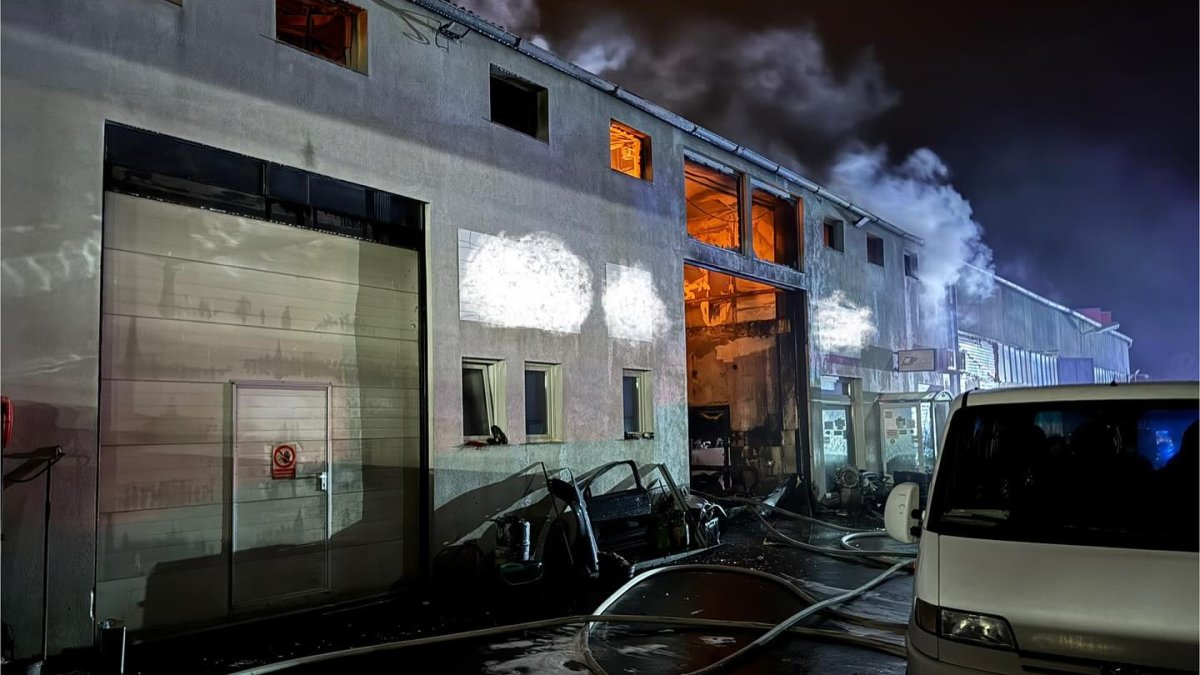 Hasiči zasahovali u požáru haly v Brandýse nad Labem. (23.1.2024)