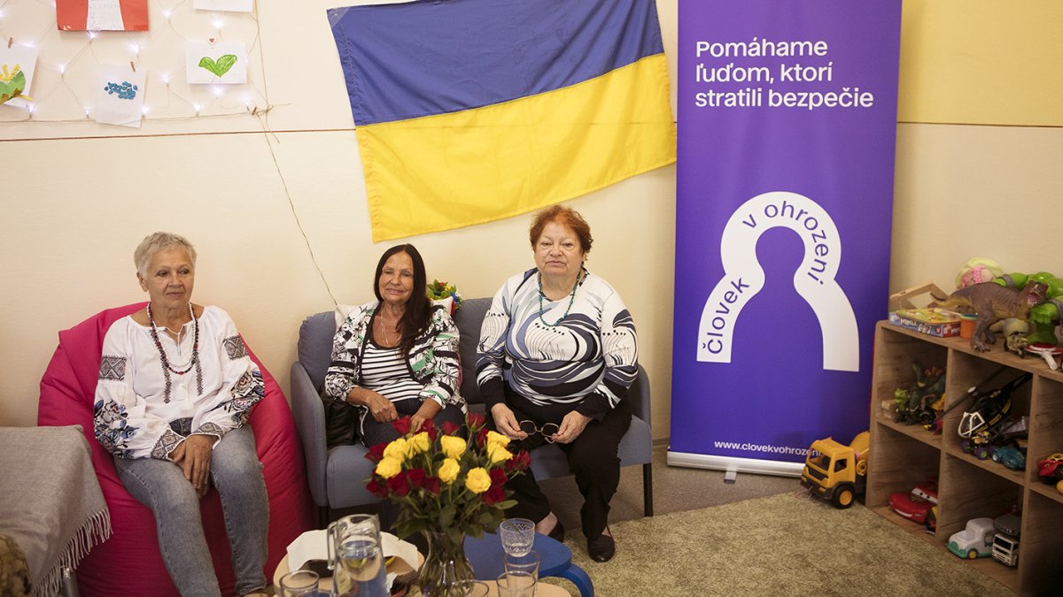 Ukrajinské ženy, které musely ujít před válkou a našly útočiště v Bardějově, se setkávají v Klubovně Človeka v ohrození.