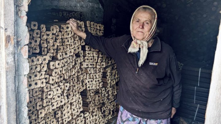 Starším lidem na Ukrajině zajistil Človek v ohrození dřevěné brikety na topení během tuhé zimy.