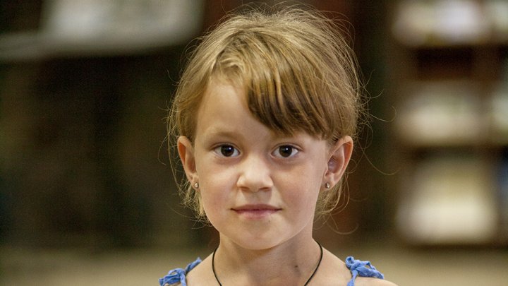 Jedna z malých účastnic letního kempu v Kolochavě, který zorganizoval Človek v ohrození pro ukrajinské vnitřně vysídlené děti.