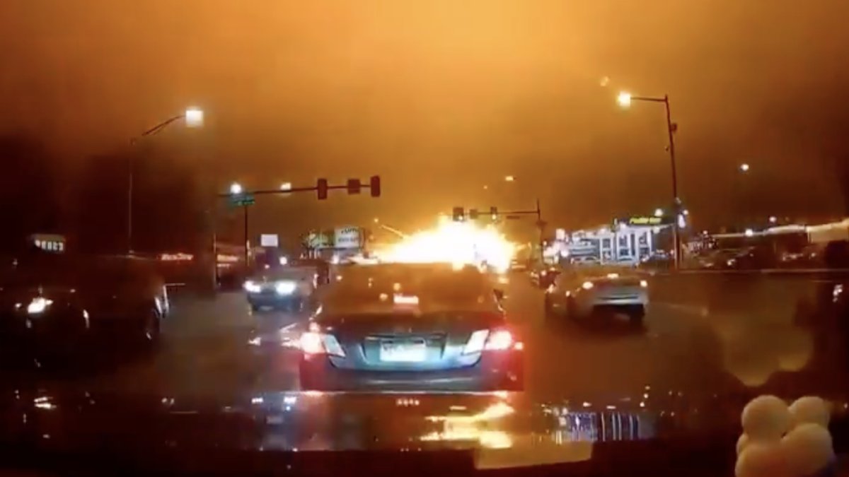 Pád letadla ve Philadelphii zachytila kamera v autě. (31.1.2025)