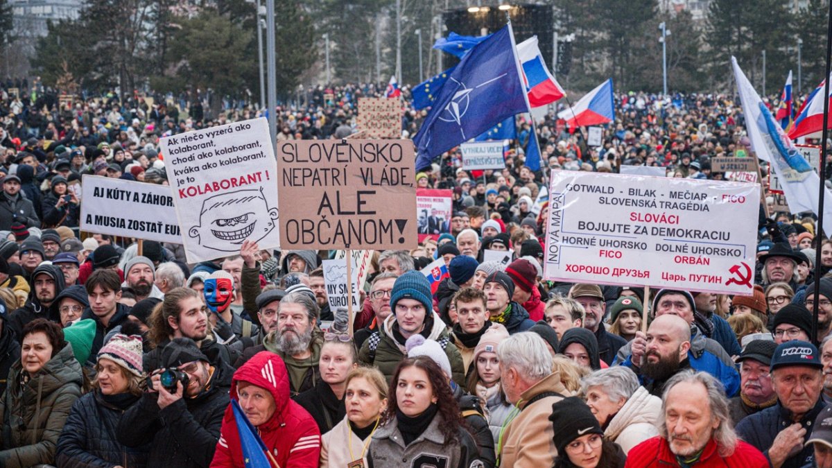 Na Slovensku pokračují demonstrace proti Robertu Ficovi. (7.2.2025)