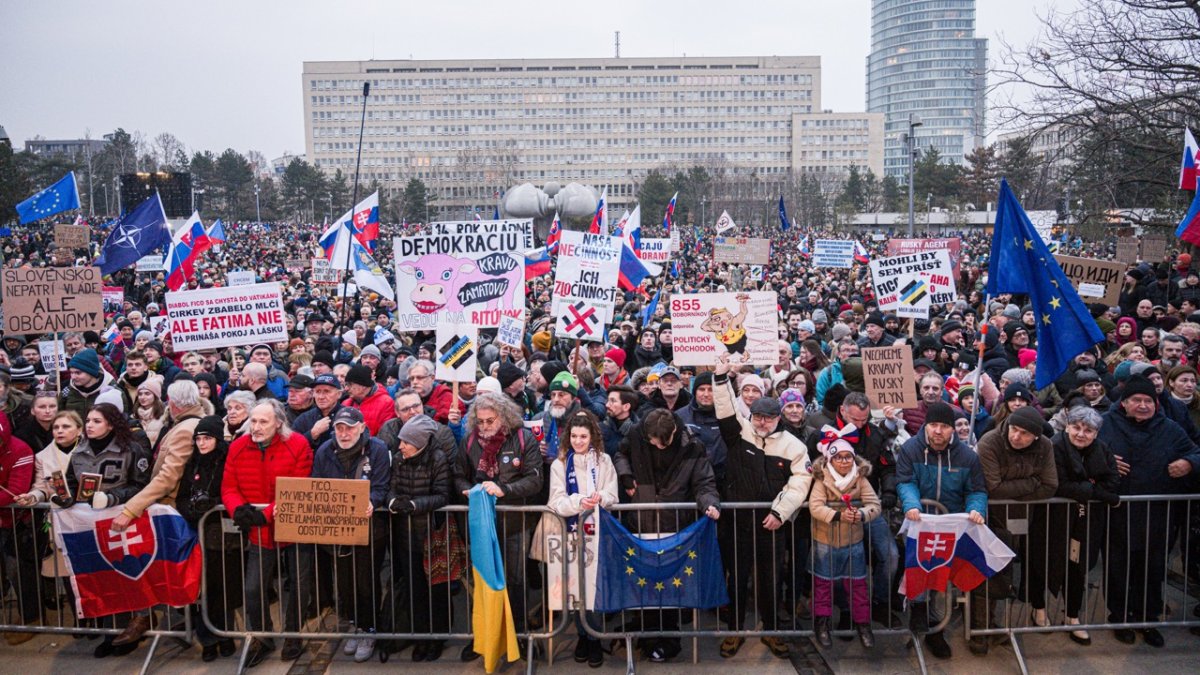 Na Slovensku pokračují demonstrace proti Robertu Ficovi. (7.2.2025)