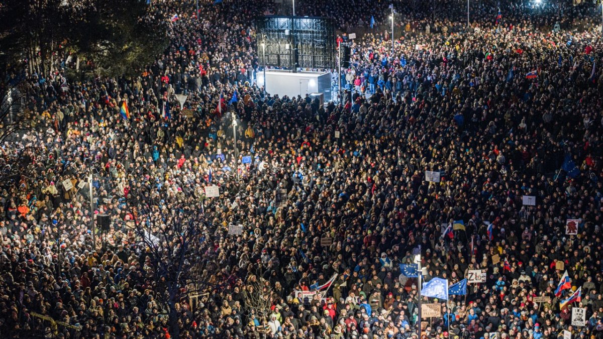 Na Slovensku pokračují demonstrace proti Robertu Ficovi. (7.2.2025)