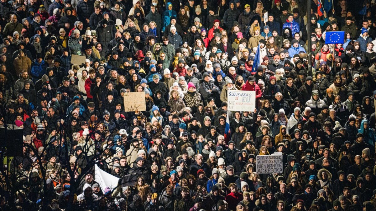 Na Slovensku pokračují demonstrace proti Robertu Ficovi. (7.2.2025)