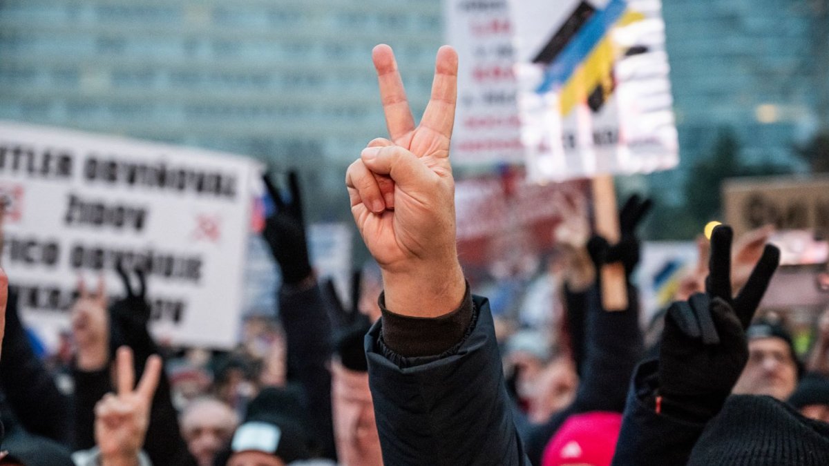 Na Slovensku pokračují demonstrace proti Robertu Ficovi