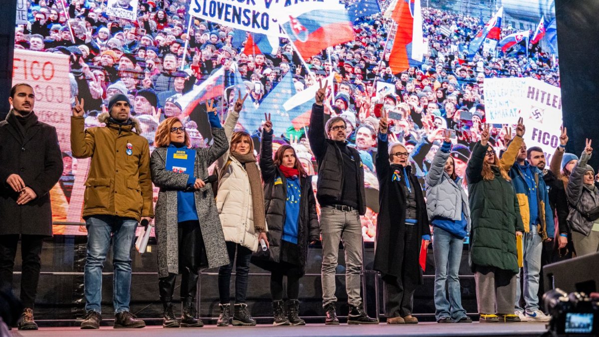 Na Slovensku pokračují demonstrace proti Robertu Ficovi