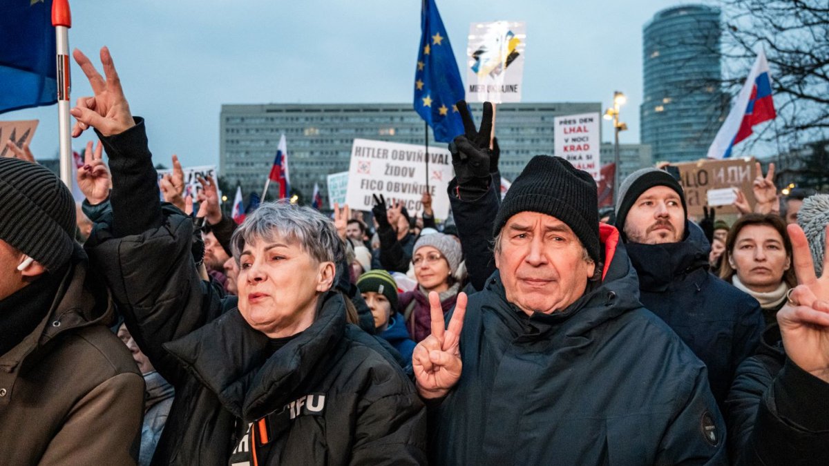 Na Slovensku pokračují demonstrace proti Robertu Ficovi