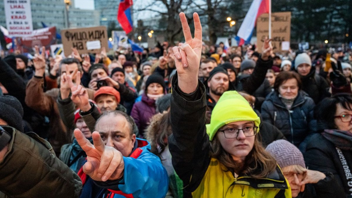 Na Slovensku pokračují demonstrace proti Robertu Ficovi