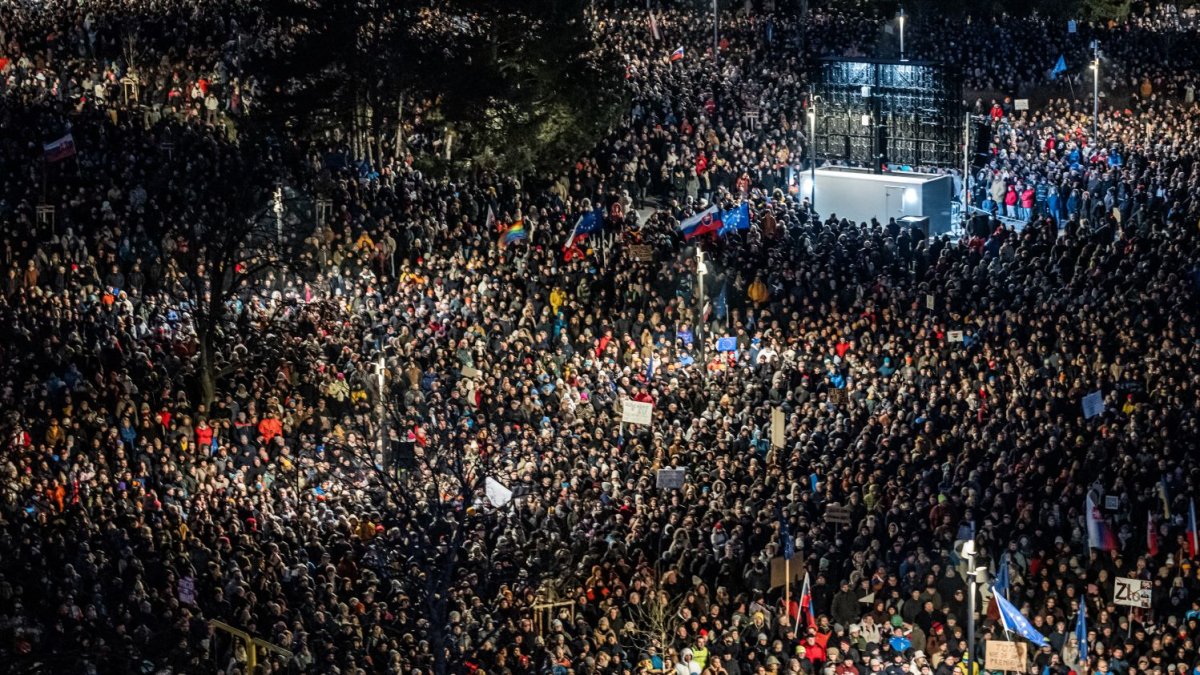 Na Slovensku pokračují demonstrace proti Robertu Ficovi