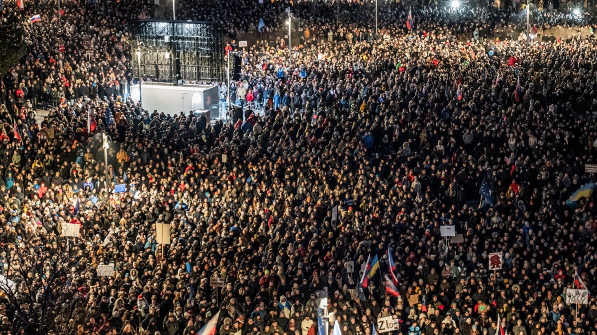 Na Slovensku pokračují demonstrace proti Robertu Ficovi