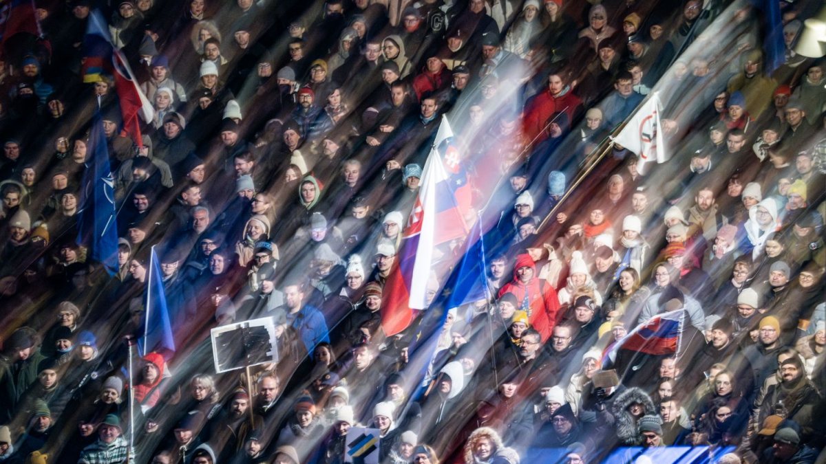 Na Slovensku pokračují demonstrace proti Robertu Ficovi