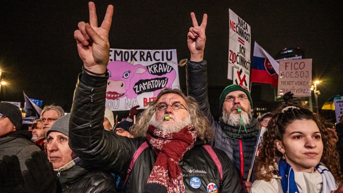 Na Slovensku pokračují demonstrace proti Robertu Ficovi