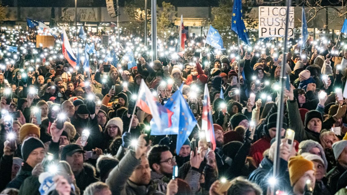 Na Slovensku pokračují demonstrace proti Robertu Ficovi
