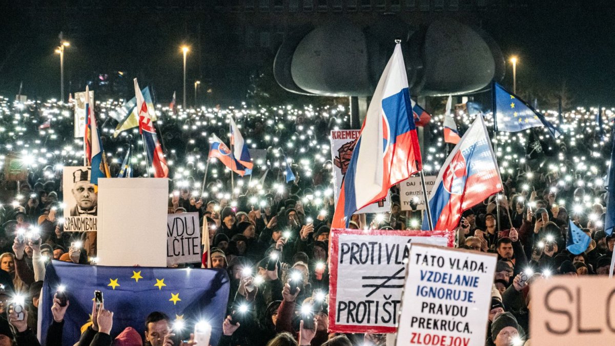Na Slovensku pokračují demonstrace proti Robertu Ficovi
