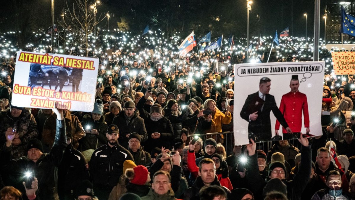 Na Slovensku pokračují demonstrace proti Robertu Ficovi