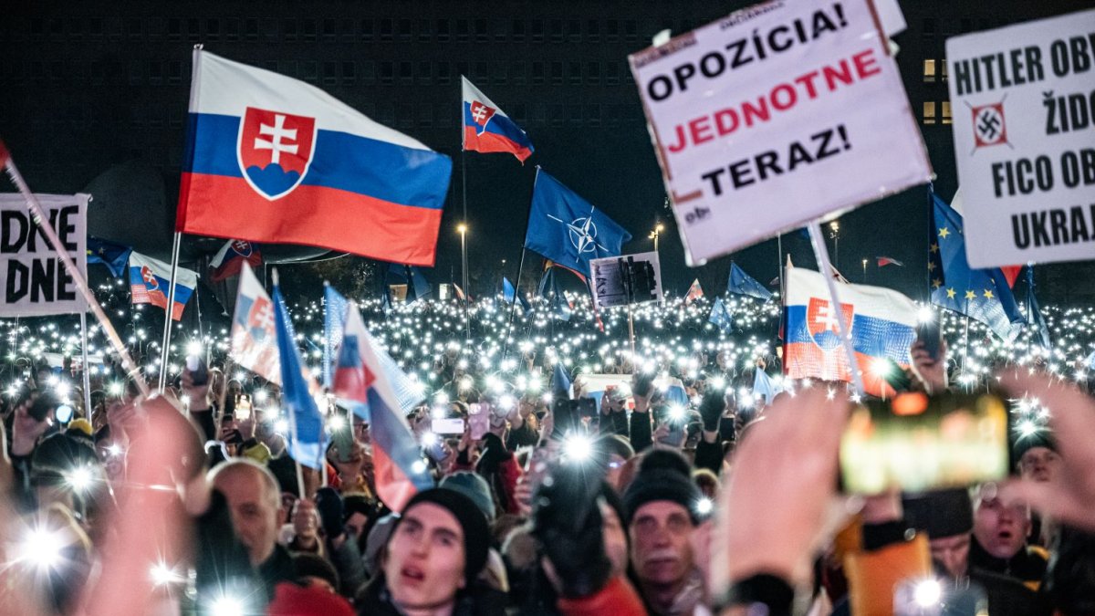 Na Slovensku pokračují demonstrace proti Robertu Ficovi