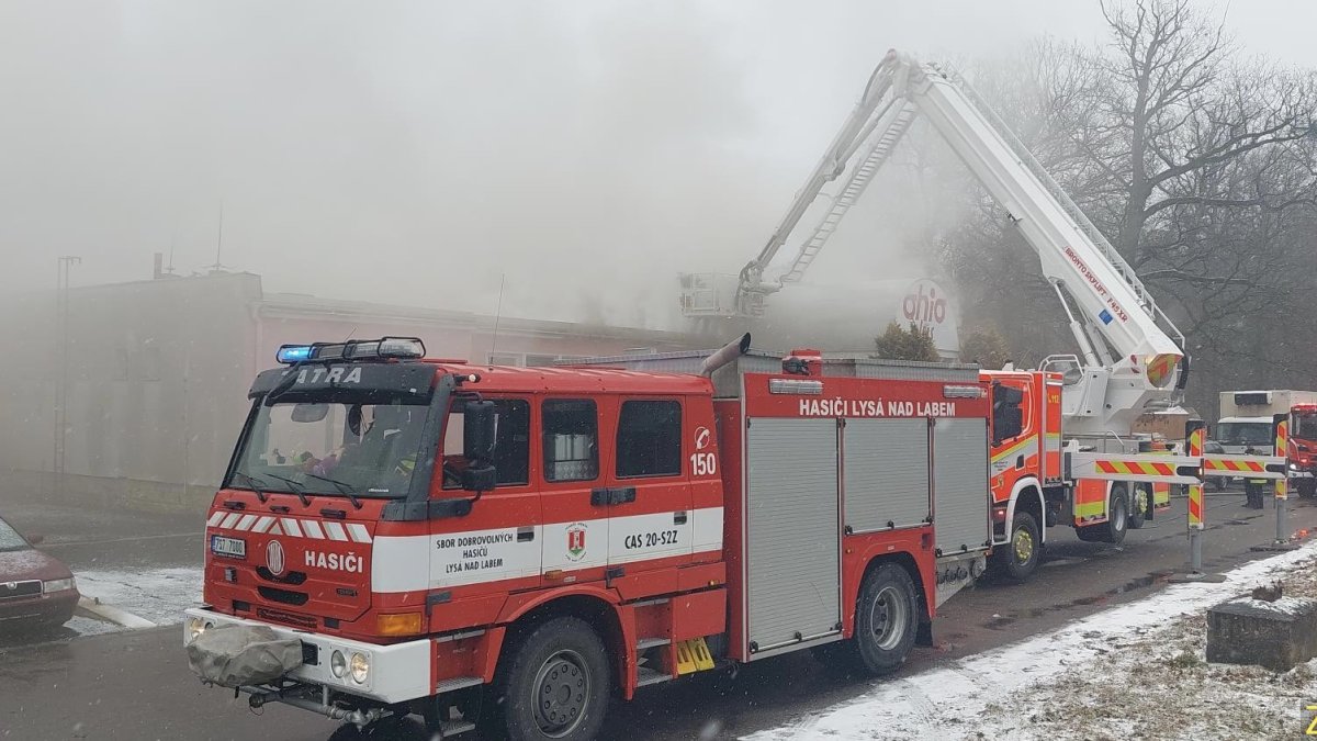 Hasiči likvidují požár motorestu v Kersku. (12.2.2025)