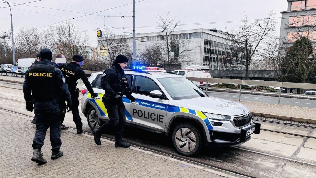 Policie v Plzni zadržela muže, který měl nabíjet zbraň v tramvaji. (14.2.2025)