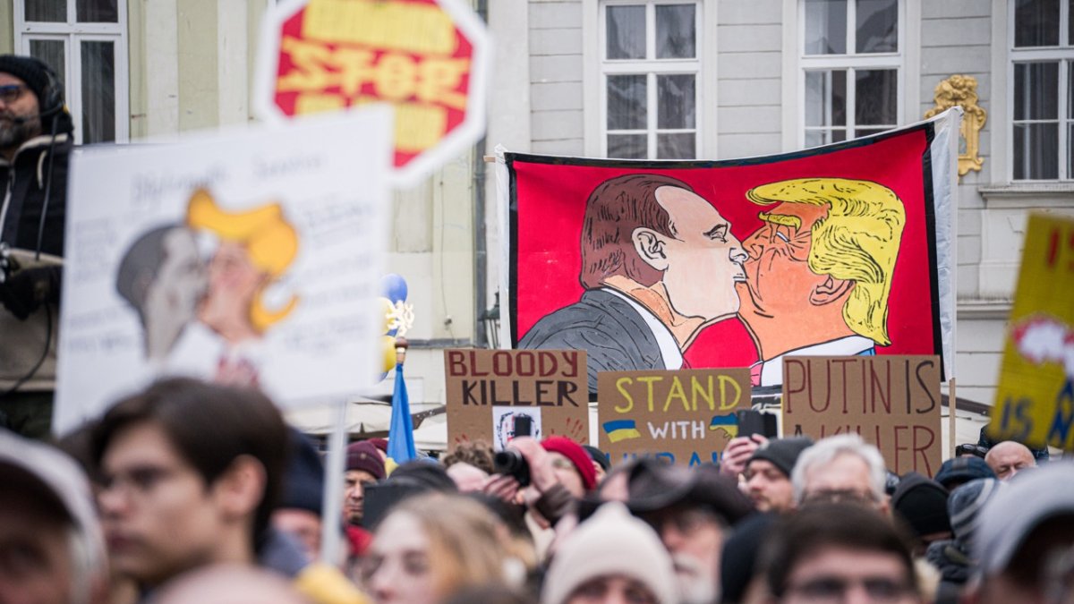 V Praze proběhla demonstrace na podporu Ukrajiny k třetímu výročí ruské invaze. (23.2.2025)
