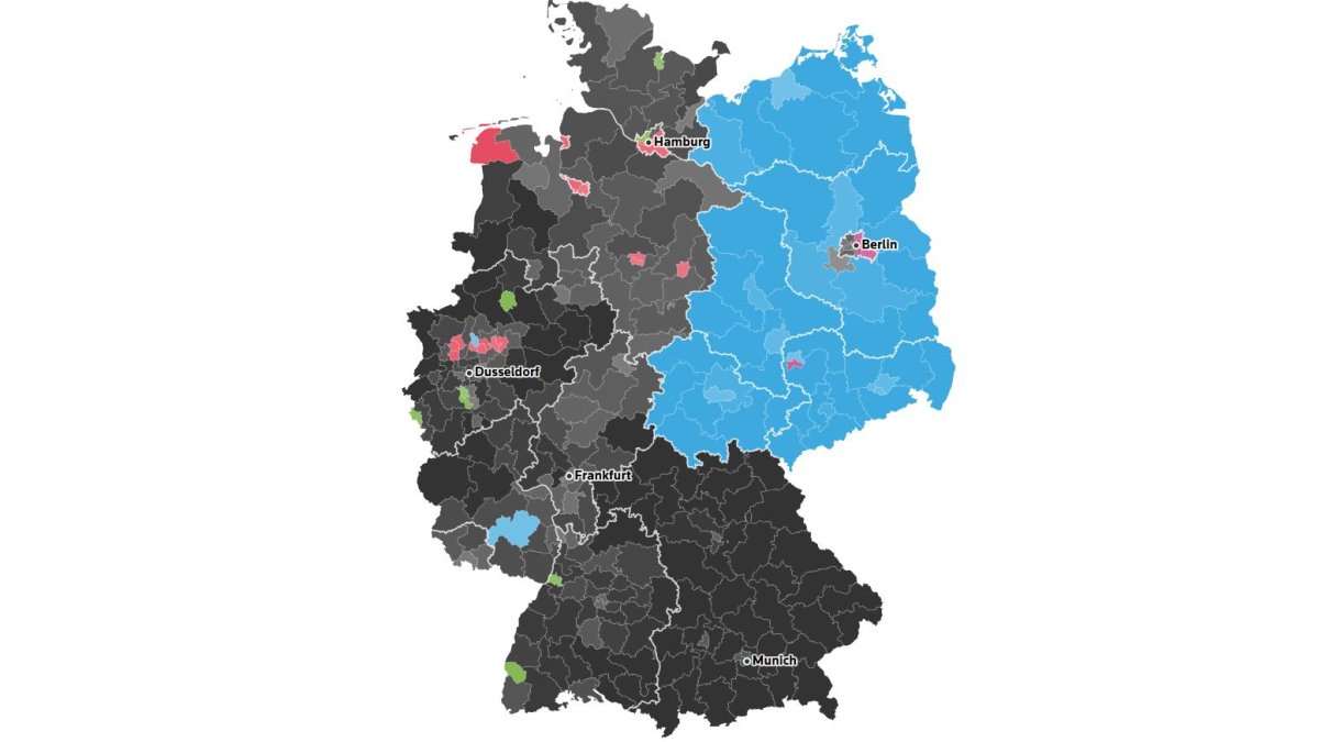 Modrá barva ukazuje dominanci AfD