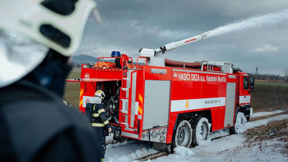 Hasiči likvidují požár nákladního vlaku u Hustopečí nad Bečvou. (28.2.2025)