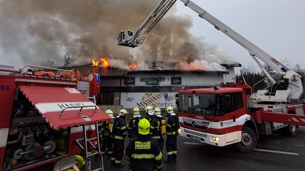 Hasiči zasahují u požáru bývalého motorestu u dálnice D1. (1.3.2025)
