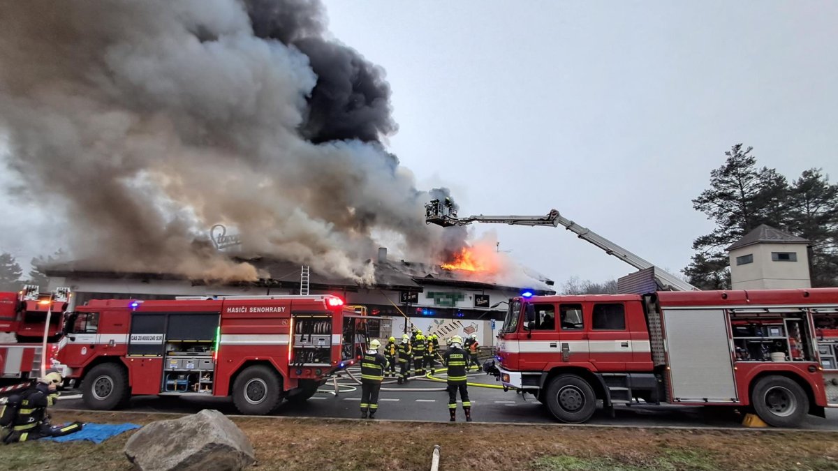 Hasiči zasahují u požáru bývalého motorestu u dálnice D1. (1.3.2025)