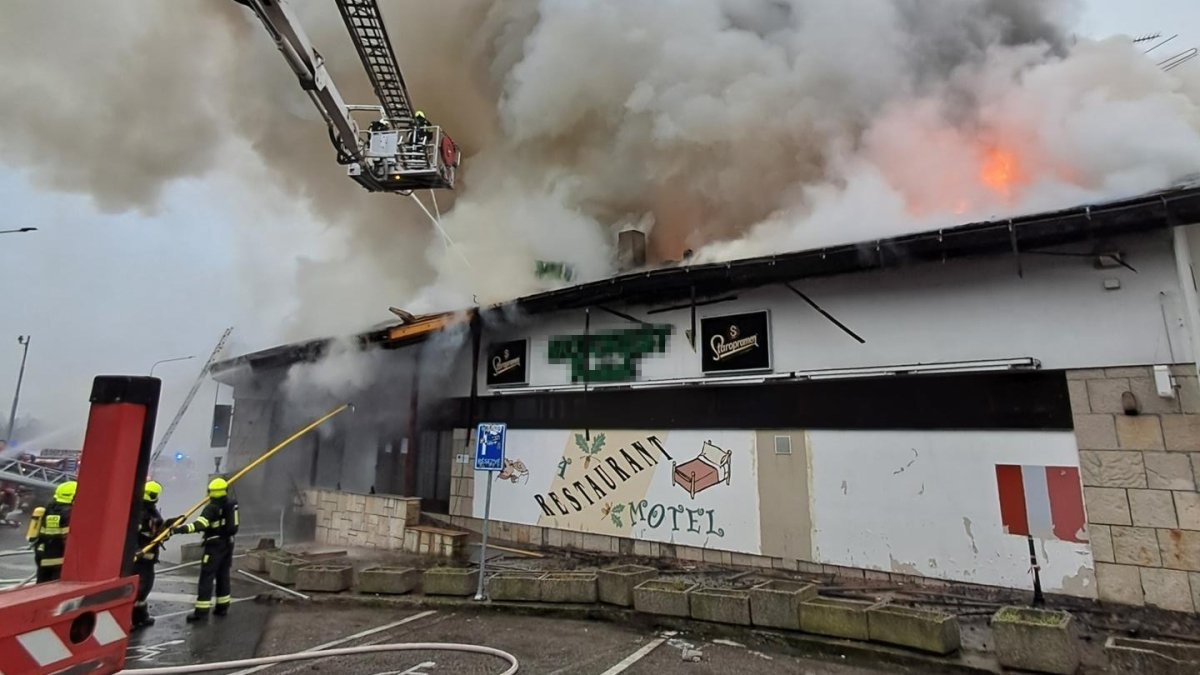 Hasiči zasahují u požáru bývalého motorestu u dálnice D1. (1.3.2025)