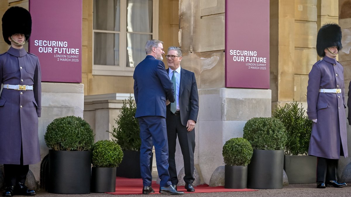 Petra Fialu vítá na londýnském summitu britský premiér Keir Starmer. (2.3.2025)