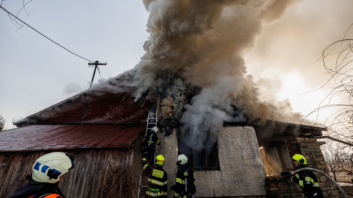 Hasiči zasahovali u tragického požáru rodinného domu v Jaroměři. (4.3.2025)