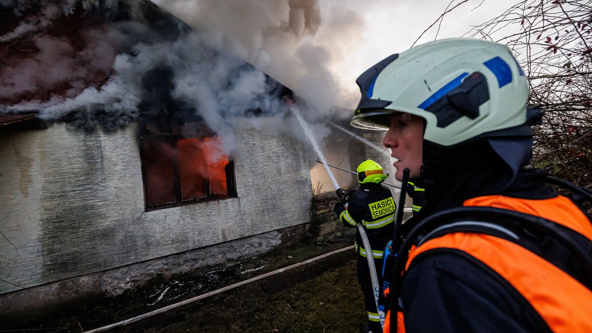 Hasiči zasahovali u tragického požáru rodinného domu v Jaroměři. (4.3.2025)