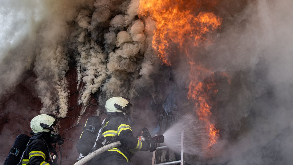 Hasiči zasahovali u tragického požáru rodinného domu v Jaroměři. (4.3.2025)