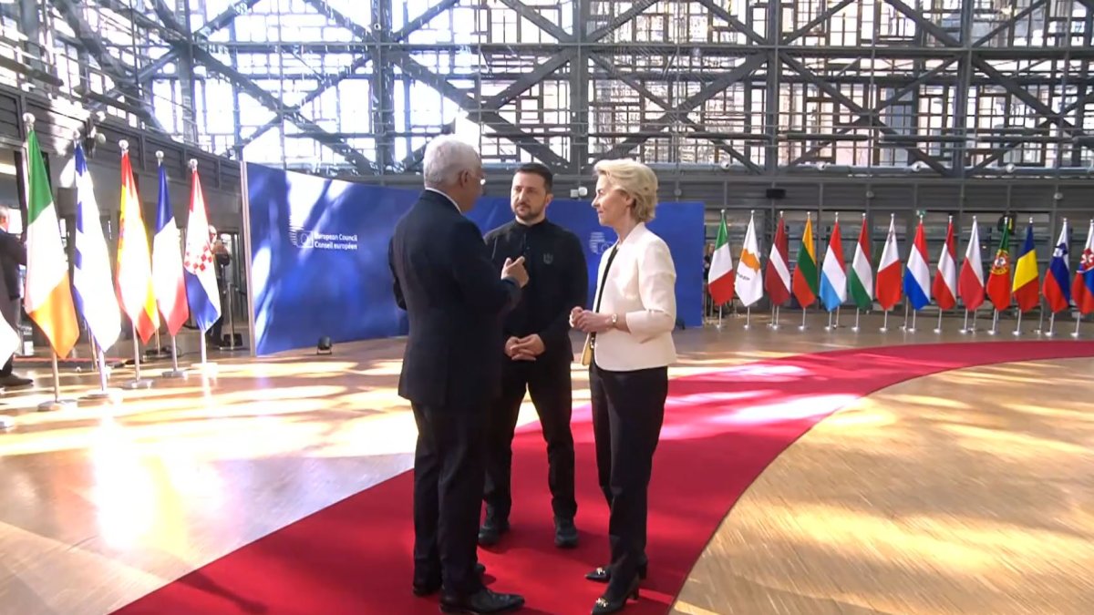 Volodymyr Zelenskyj dorazil na summit EU za doprovodu předsedy Evropské rady Antónia Costy a předsedkyně Evropské komise Ursuly von der Leyenové