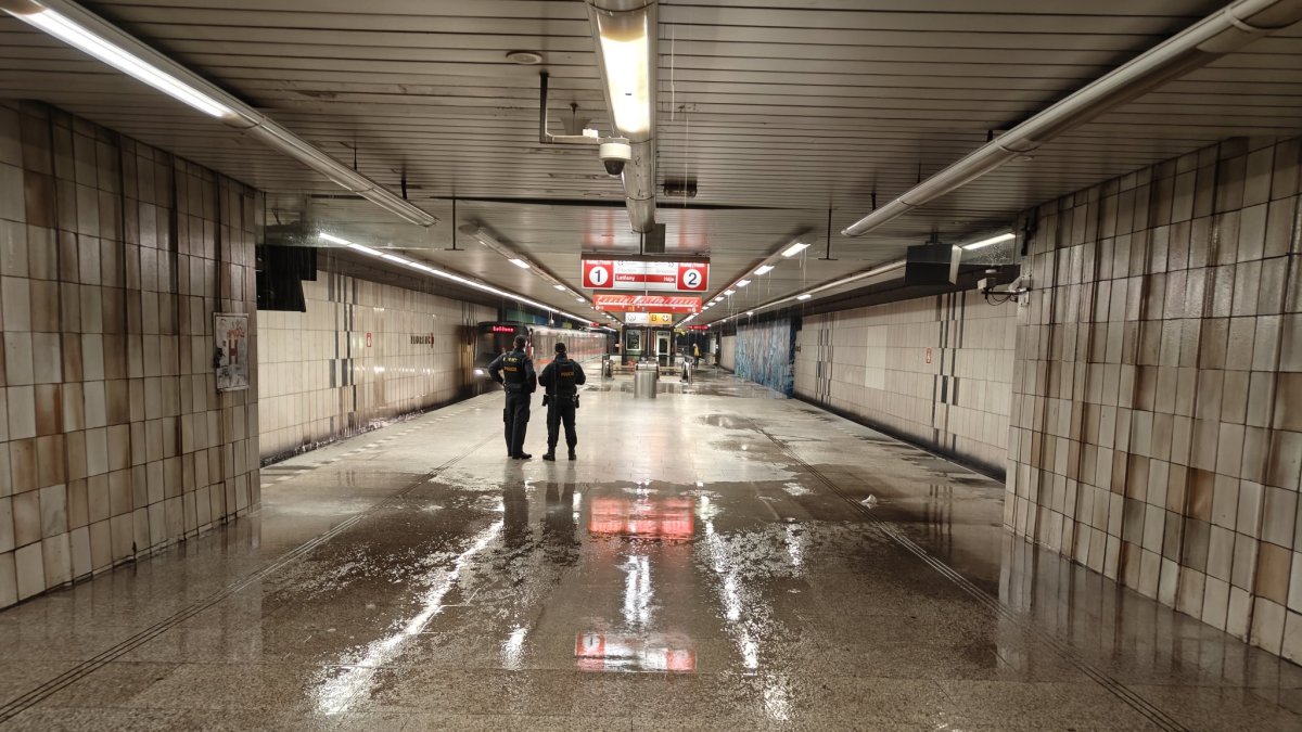 Stanice Florenc na lince metra C je uzavřena kvůli průsaku vody. 