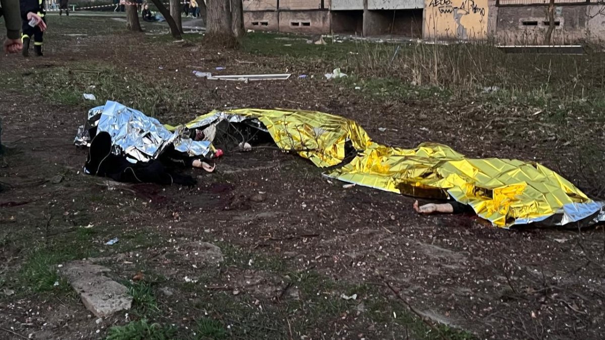 Mezi oběťmi ruského útoku na Kryvyj Rih jsou i děti. (4.4.2025)