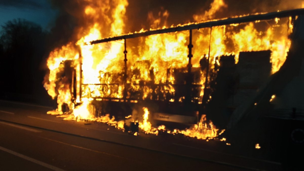 Hasiči zasahovali u požáru nákladního auta v Havlíčkově Brodě. (4.4.2025)