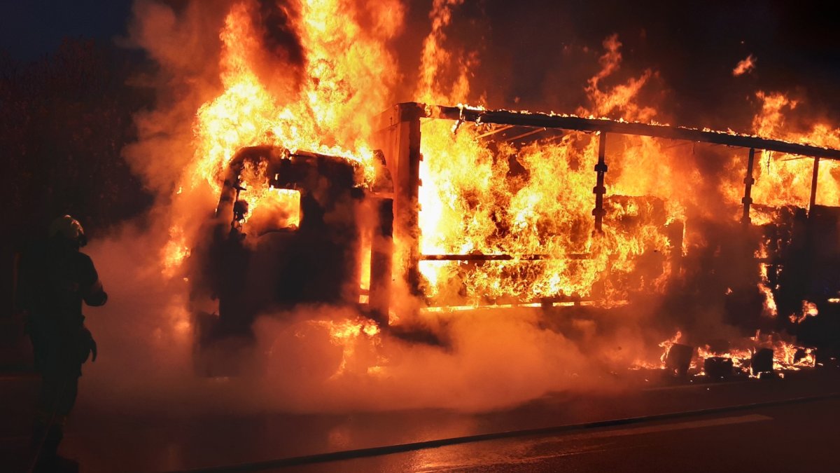 Hasiči zasahovali u požáru nákladního auta v Havlíčkově Brodě. (4.4.2025)