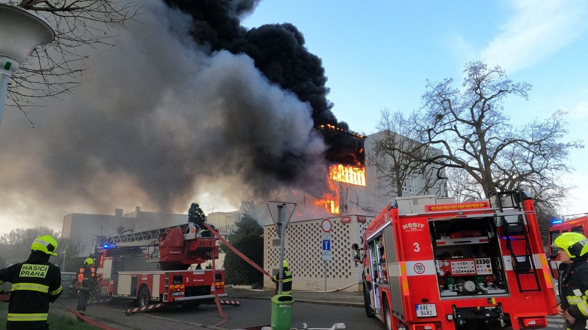 Pražští hasiči zasahovali u požáru domu v Troji. (5.4.2025)