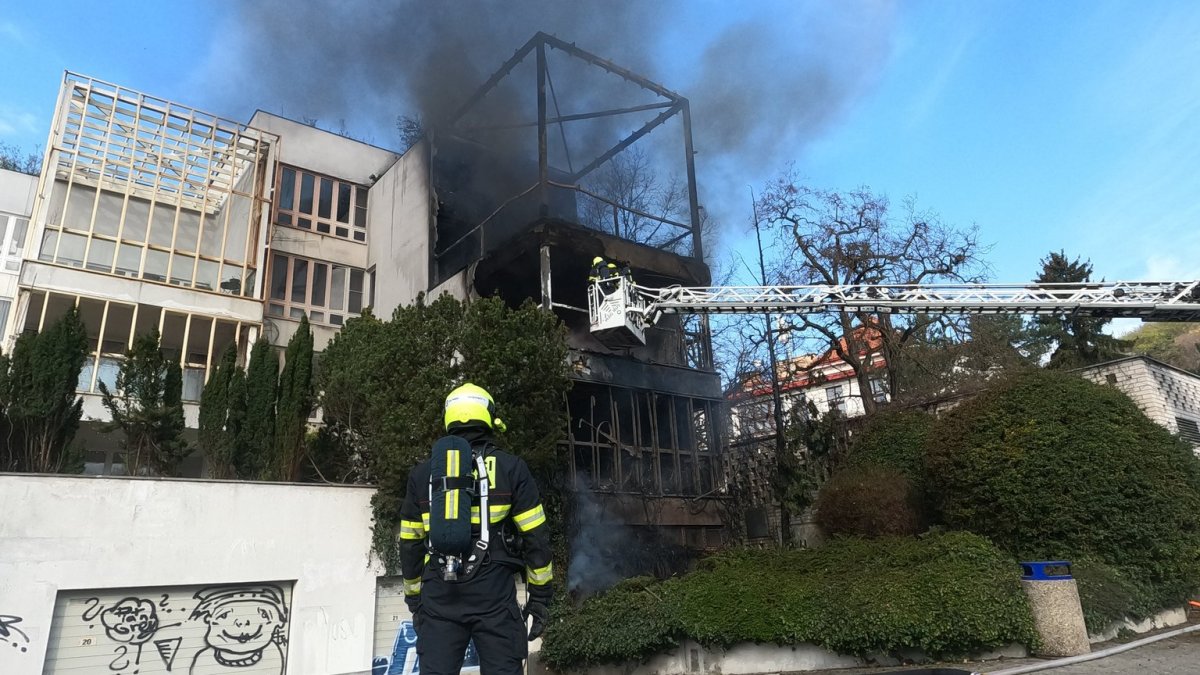 Pražští hasiči zasahovali u požáru domu v Troji. (5.4.2025)