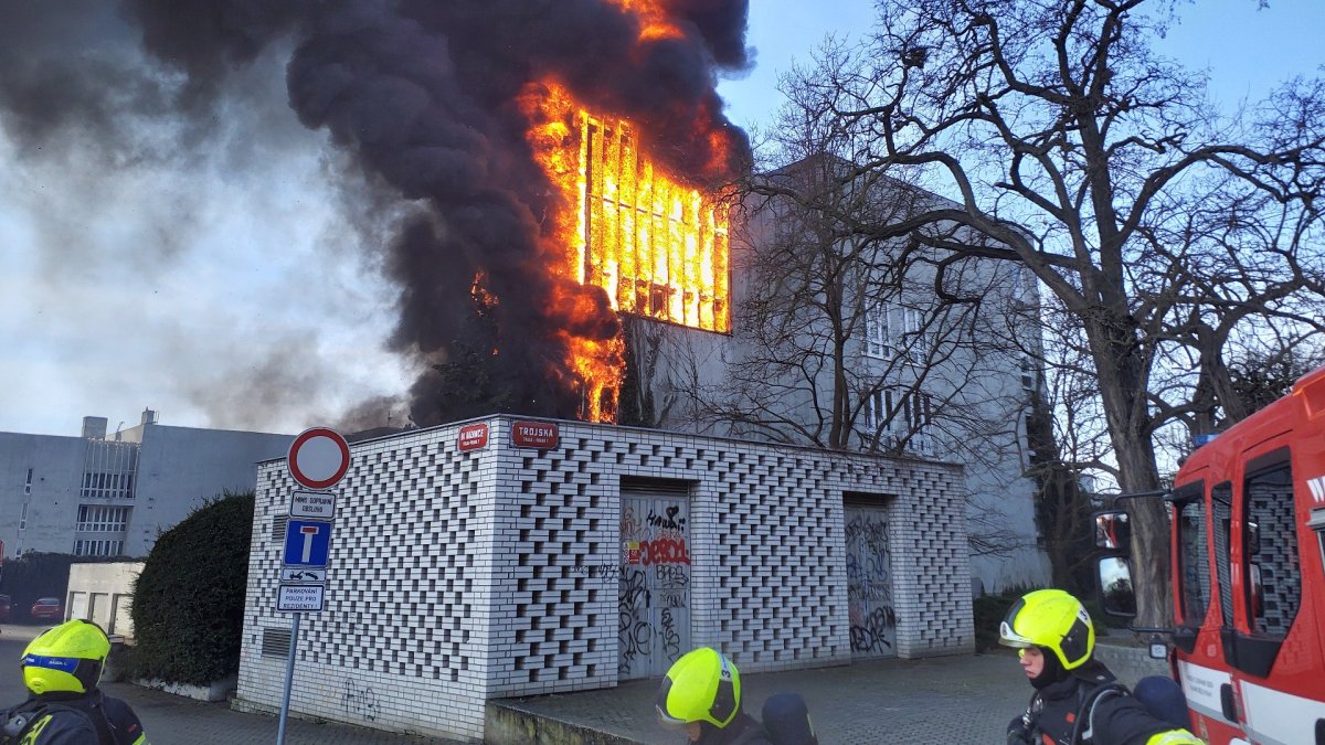 Pražští hasiči zasahovali u požáru domu v Troji. (5.4.2025)