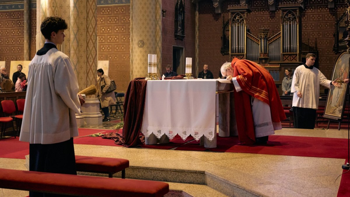 Mše za Annu Slováčkovou v bazilice sv. Ludmily na náměstí Míru v Praze