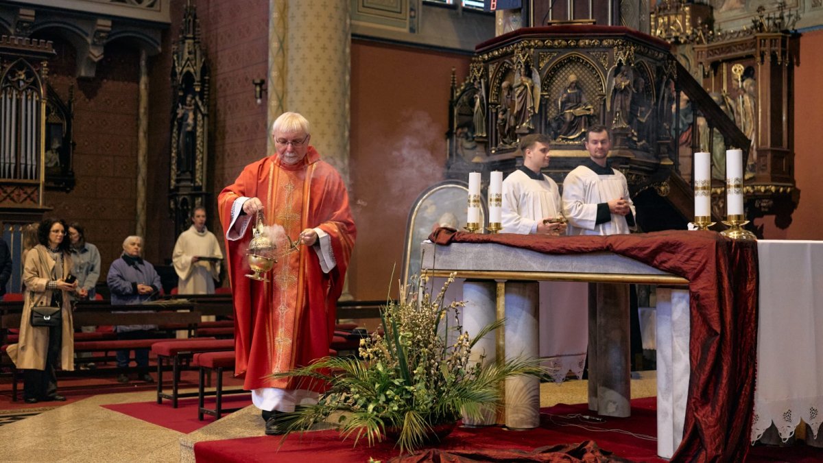 Mše za Annu Slováčkovou v bazilice sv. Ludmily na náměstí Míru v Praze