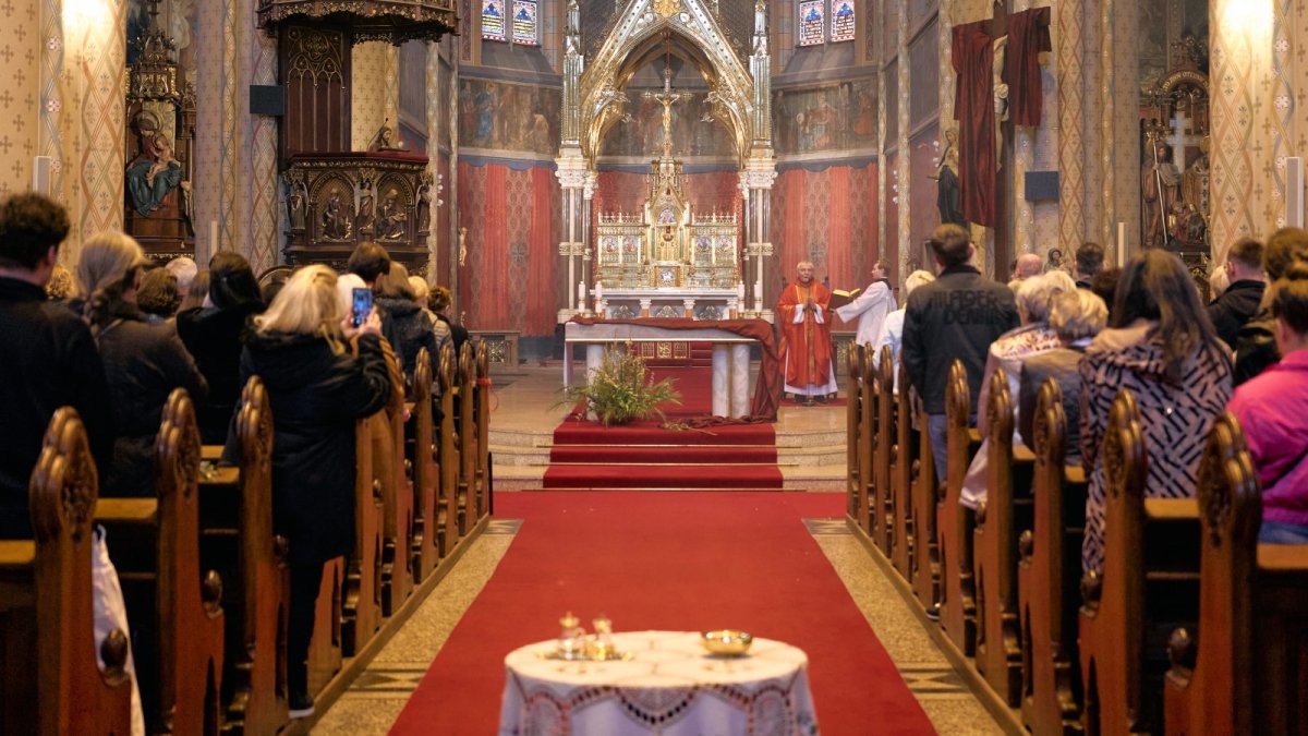 Mše za Annu Slováčkovou v bazilice sv. Ludmily na náměstí Míru v Praze