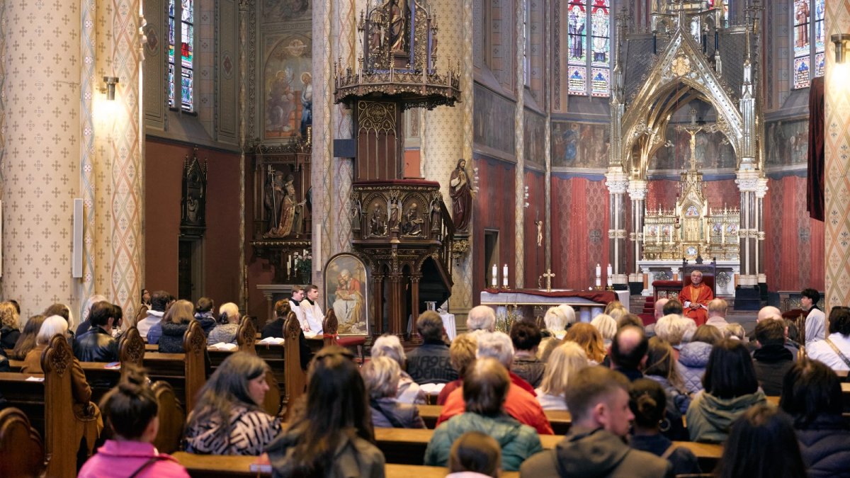 Mše za Annu Slováčkovou v bazilice sv. Ludmily na náměstí Míru v Praze
