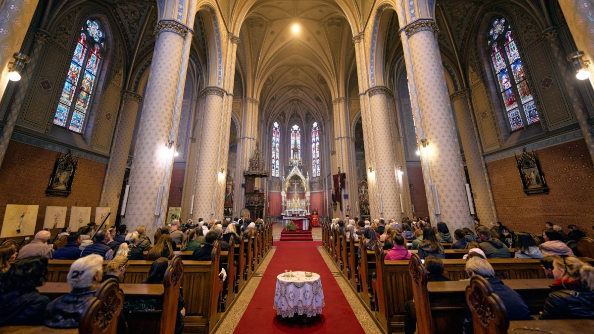 Mše za Annu Slováčkovou v bazilice sv. Ludmily na náměstí Míru v Praze