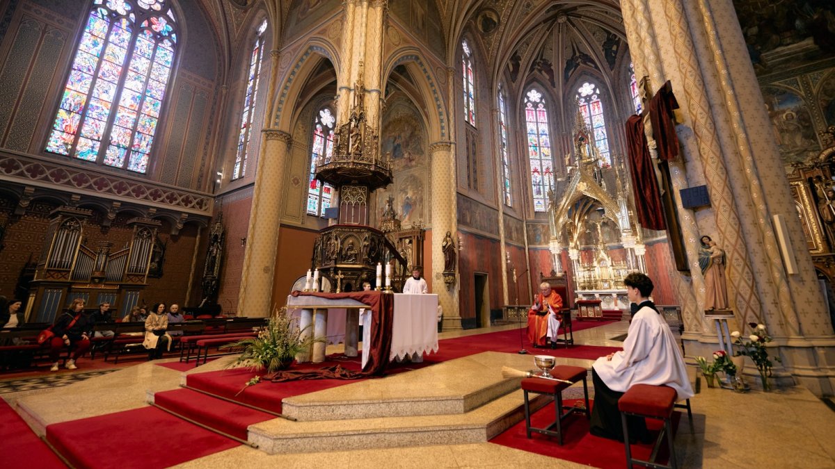 Mše za Annu Slováčkovou v bazilice sv. Ludmily na náměstí Míru v Praze