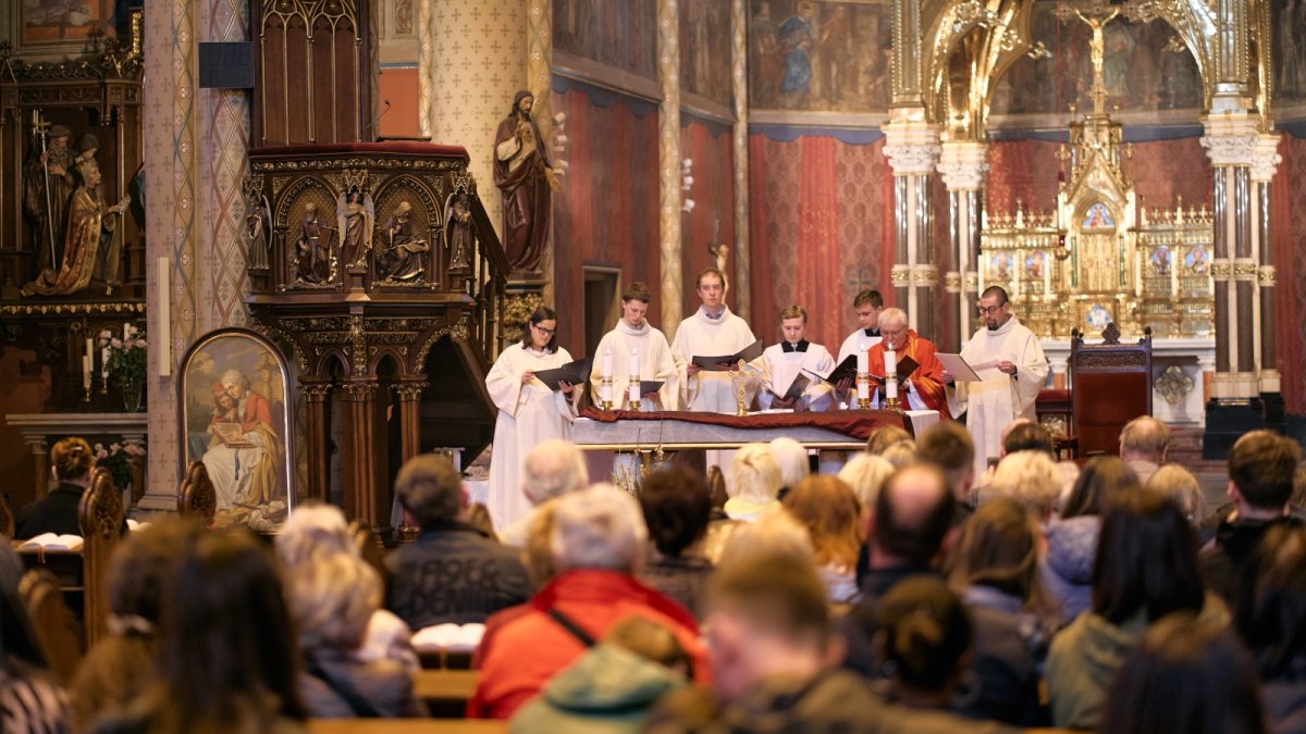 Mše za Annu Slováčkovou v bazilice sv. Ludmily na náměstí Míru v Praze