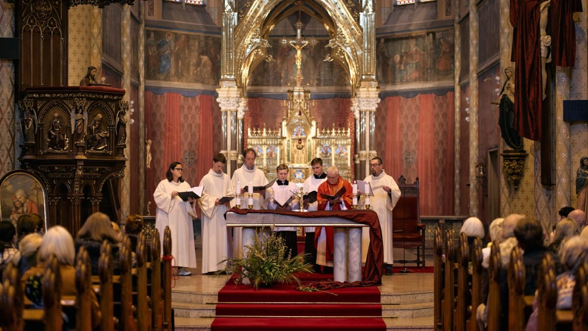 Mše za Annu Slováčkovou v bazilice sv. Ludmily na náměstí Míru v Praze